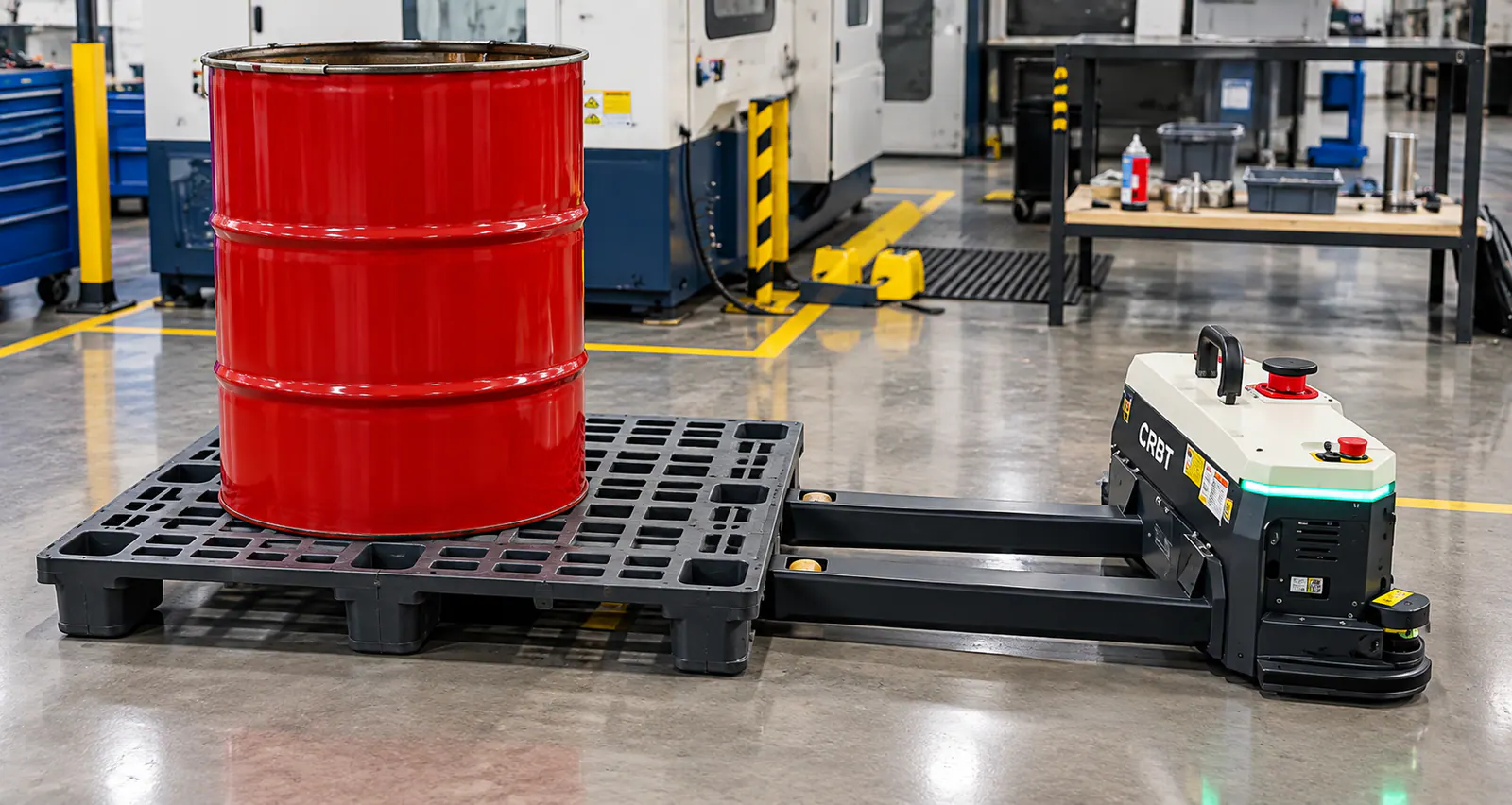 Transpaleta autónoma moviendo pallets dentro de una planta metalmecánica