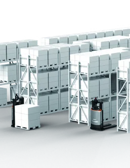 Montacargas autónomos almacenando pallets en racks industriales